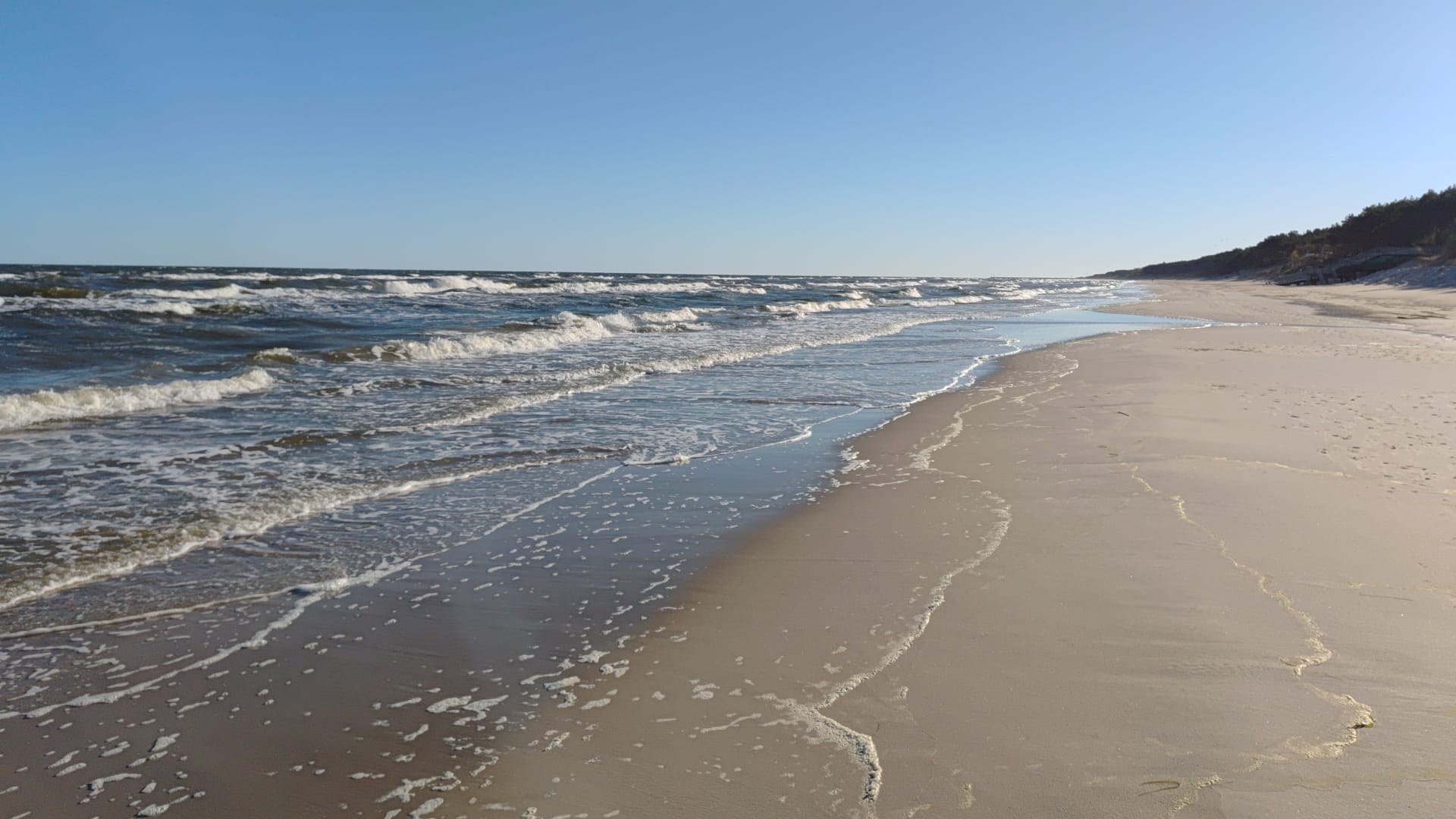 Fale na plaży w Międzywodziu
